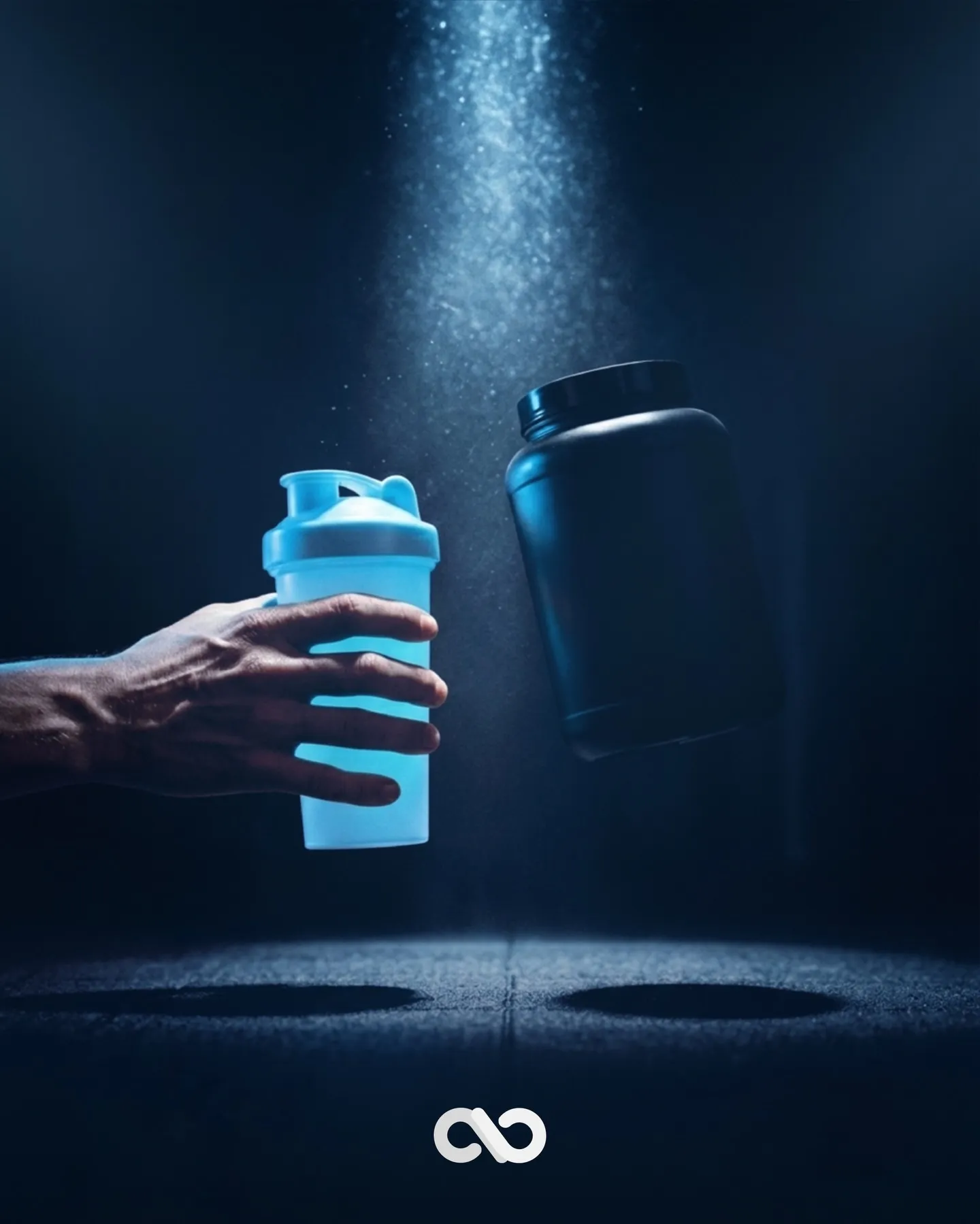 Una mano sostiene un shaker celeste iluminado mientras flota un bote de proteína Infinity Labs, con un haz de luz sobre fondo oscuro