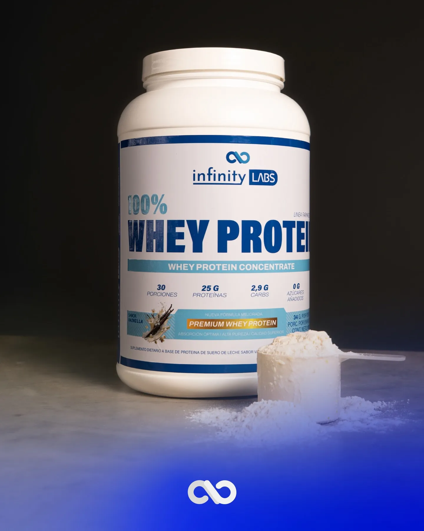 Bote de 100% Whey Protein Concentrate sabor vainilla de Infinity Labs junto a un scoop de polvo, sobre fondo oscuro
